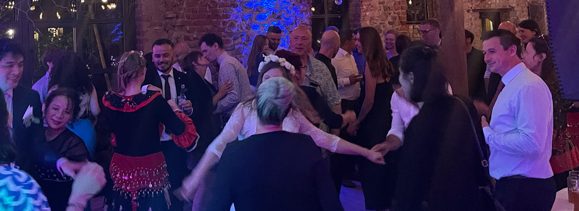 DJ-Berlin-Hochzeit-Event-DJ-Maiki-Potsdam - DJ MAIKI | Berlin Hochzeits-DJ begleitet Brautpaar und Gäste mit Musik und stimmungsvoller Beleuchtung.