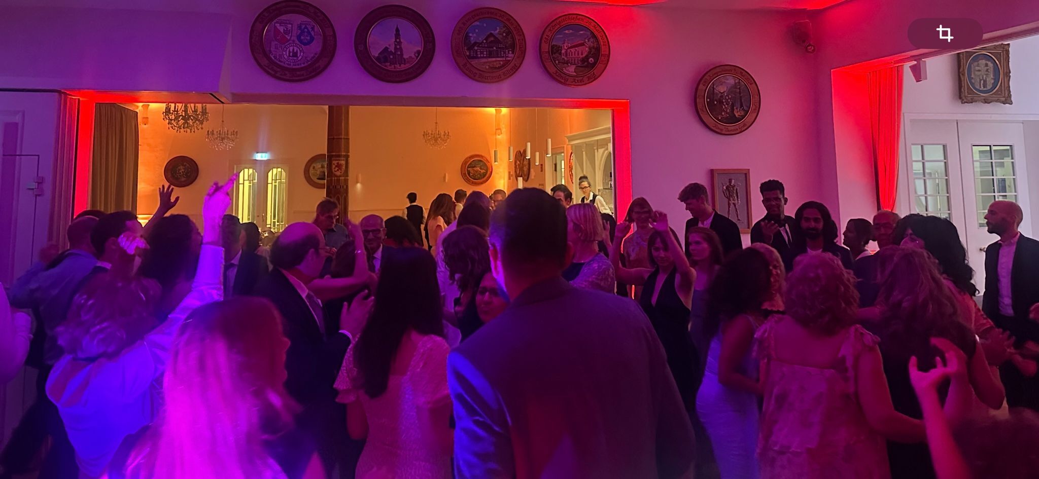 DJ für Hochzeit und Event in Berlin mit voller Tanzfläche