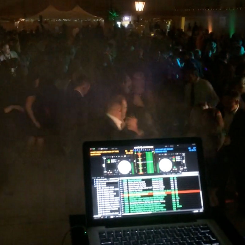Party bis spät in die Nacht - DJ MAIKI | Berlin Ausgelassene Hochzeitsfeier mit Tanzfläche und Dj in Berlin am Abend.