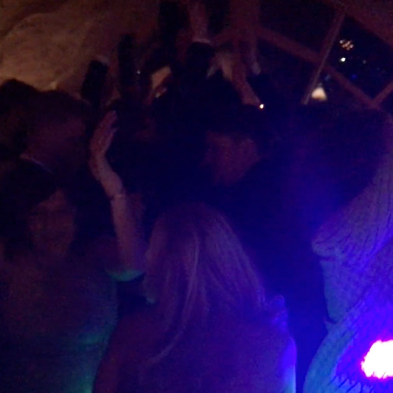 Hochzeitsfeier mit professionellen DJ - DJ MAIKI | Berlin Professioneller Hochzeits - DJ mit angepasster Lichttechnik in einer Hochzeits-Location in Berlin