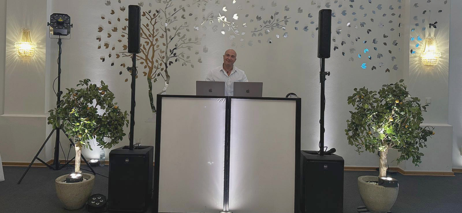 Moderne Lichttechnik - DJ MAIKI | Berlin DJ Maiki am Mischpult auf Hochzeitsfeier